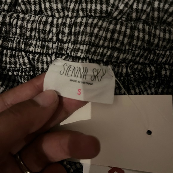 Low bottom stretch like pants. - Picture 5 of 6